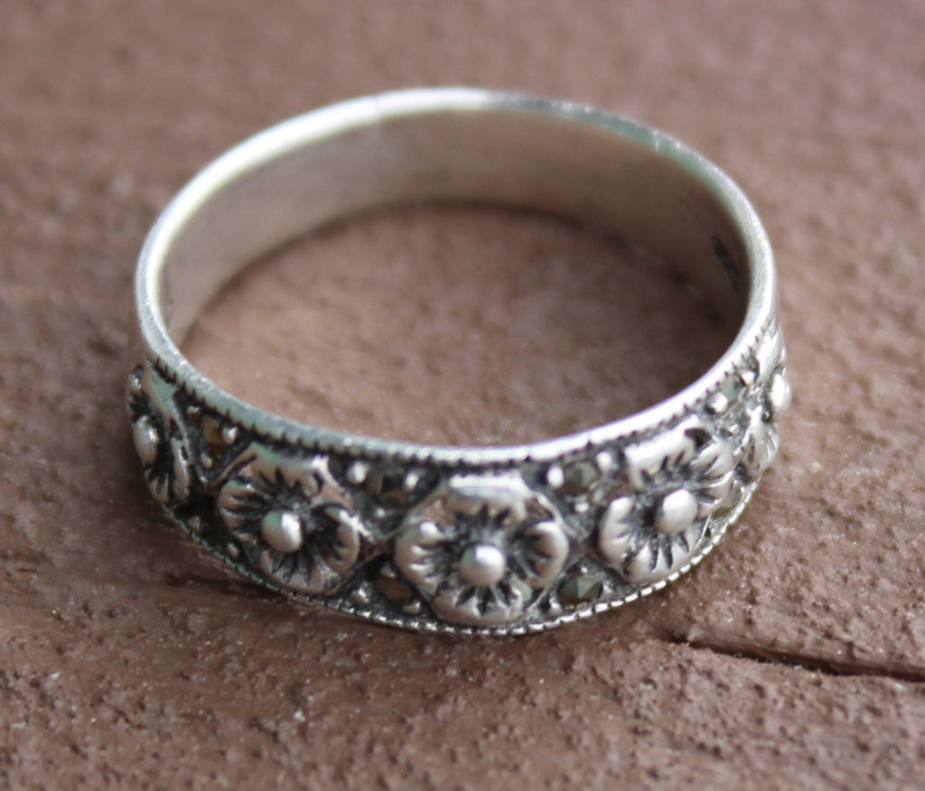 Vintage Jewelry Petite Sterling Silver Sculpted Flower Band  Ring Size 7 1/2