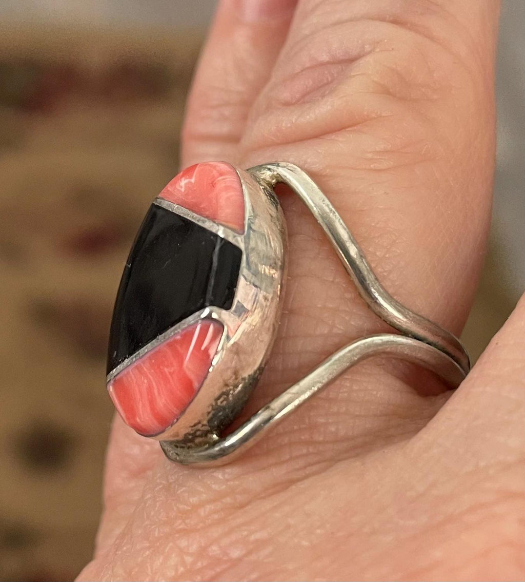 Beautiful Sterling Silver Unique Black Onyx and Pink Coral Taxco Mexico Ring Size 7 1/2
