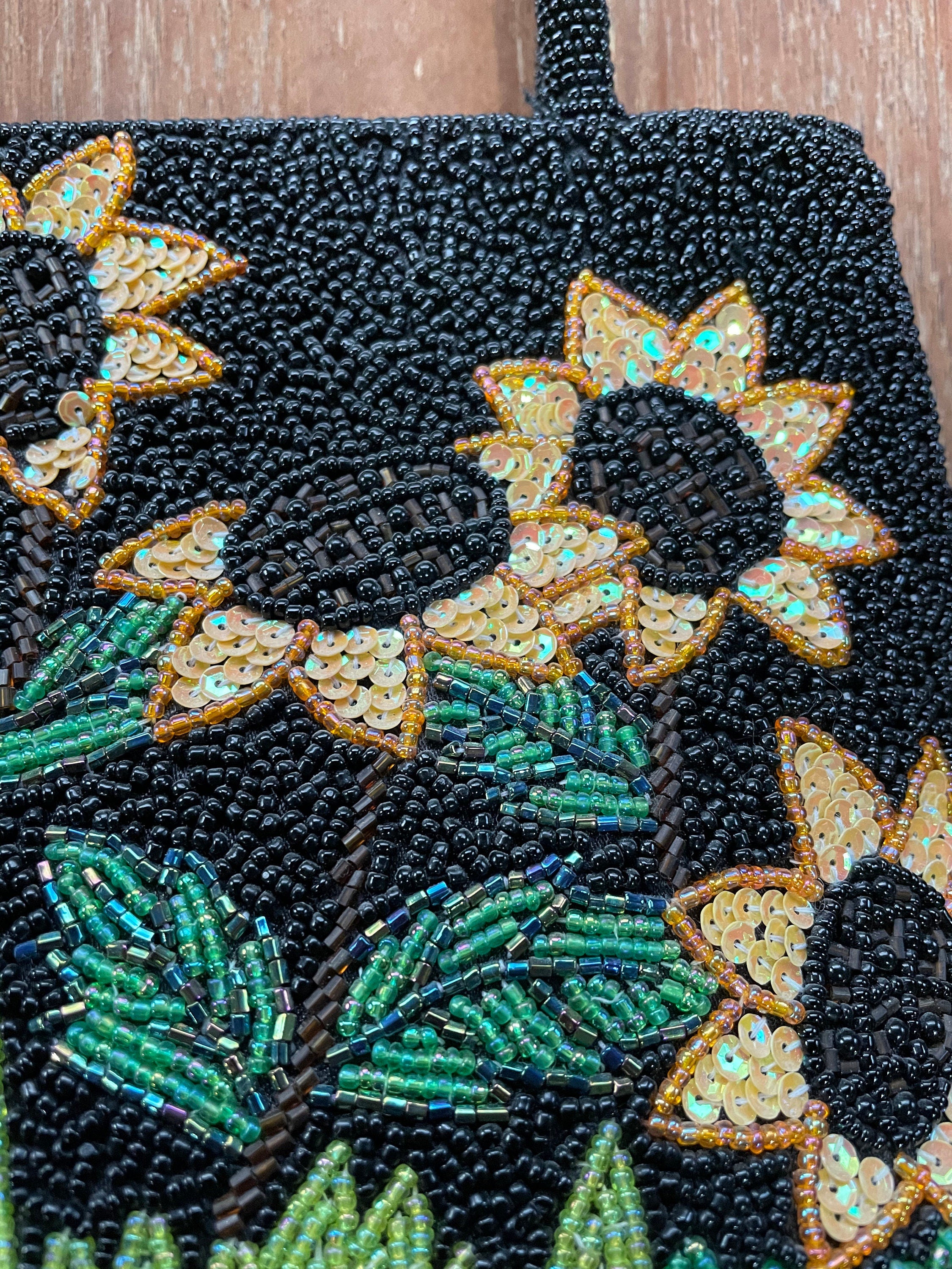 Beautiful Vintage Beaded Purse with Daisy Pattern