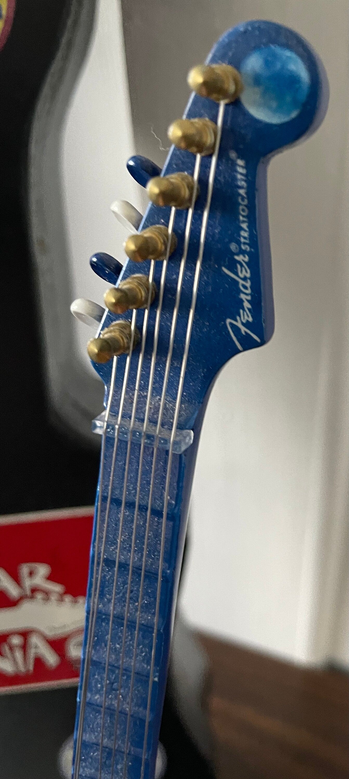 Hard to Find 2003 Guitar Mania Miniature Fender Stratocaster in Cast Moments in Time Peace With Tag