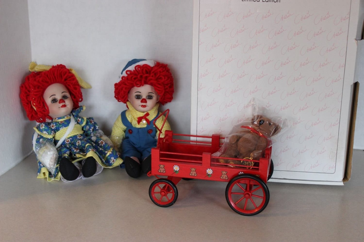 MIB Rosie & Rags Knickerbocker Bear w Wagon Marie Osmond Dolls