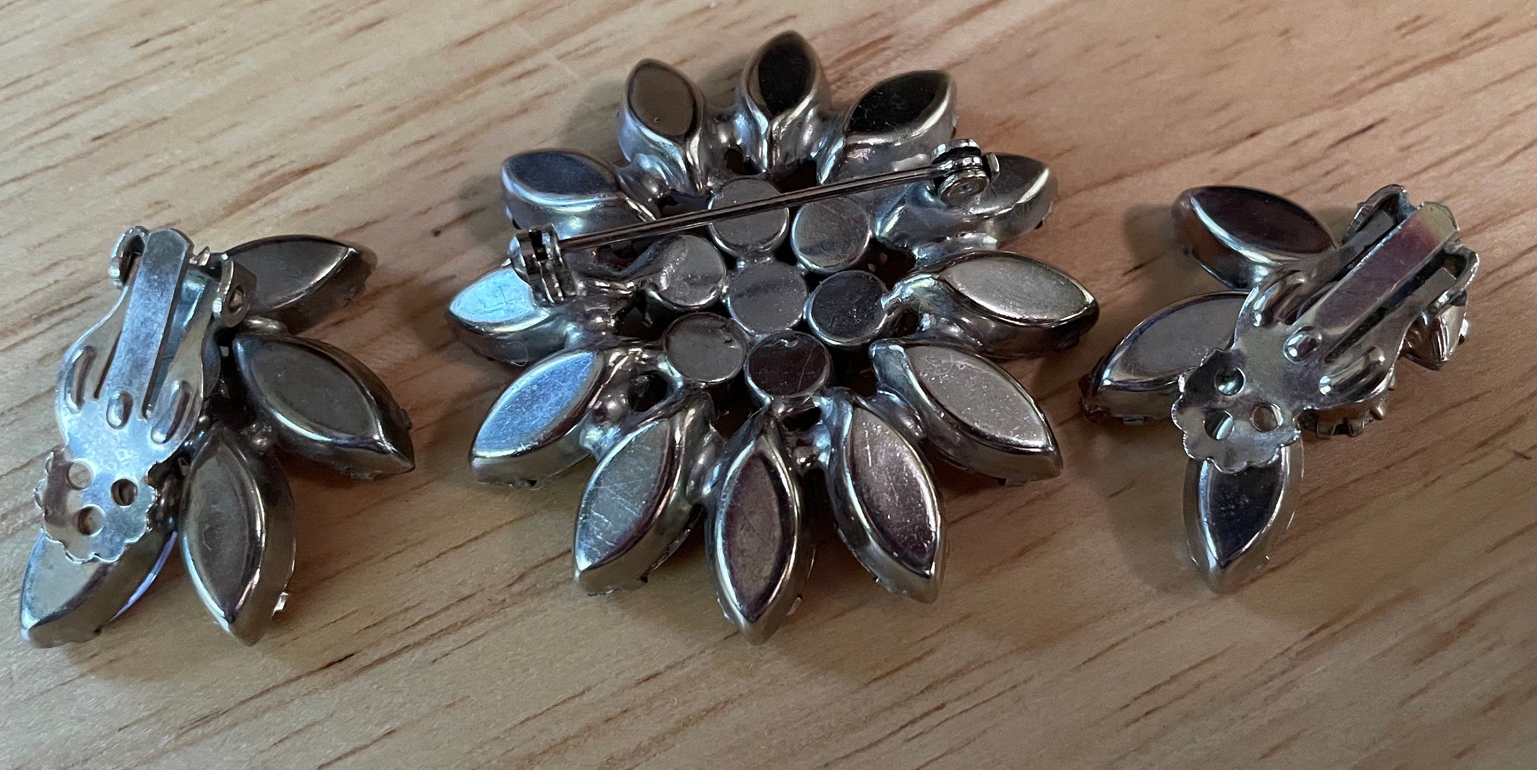 Stunning Unsigned Lavender Rhinestone Brooch Pin and Clip Earrings