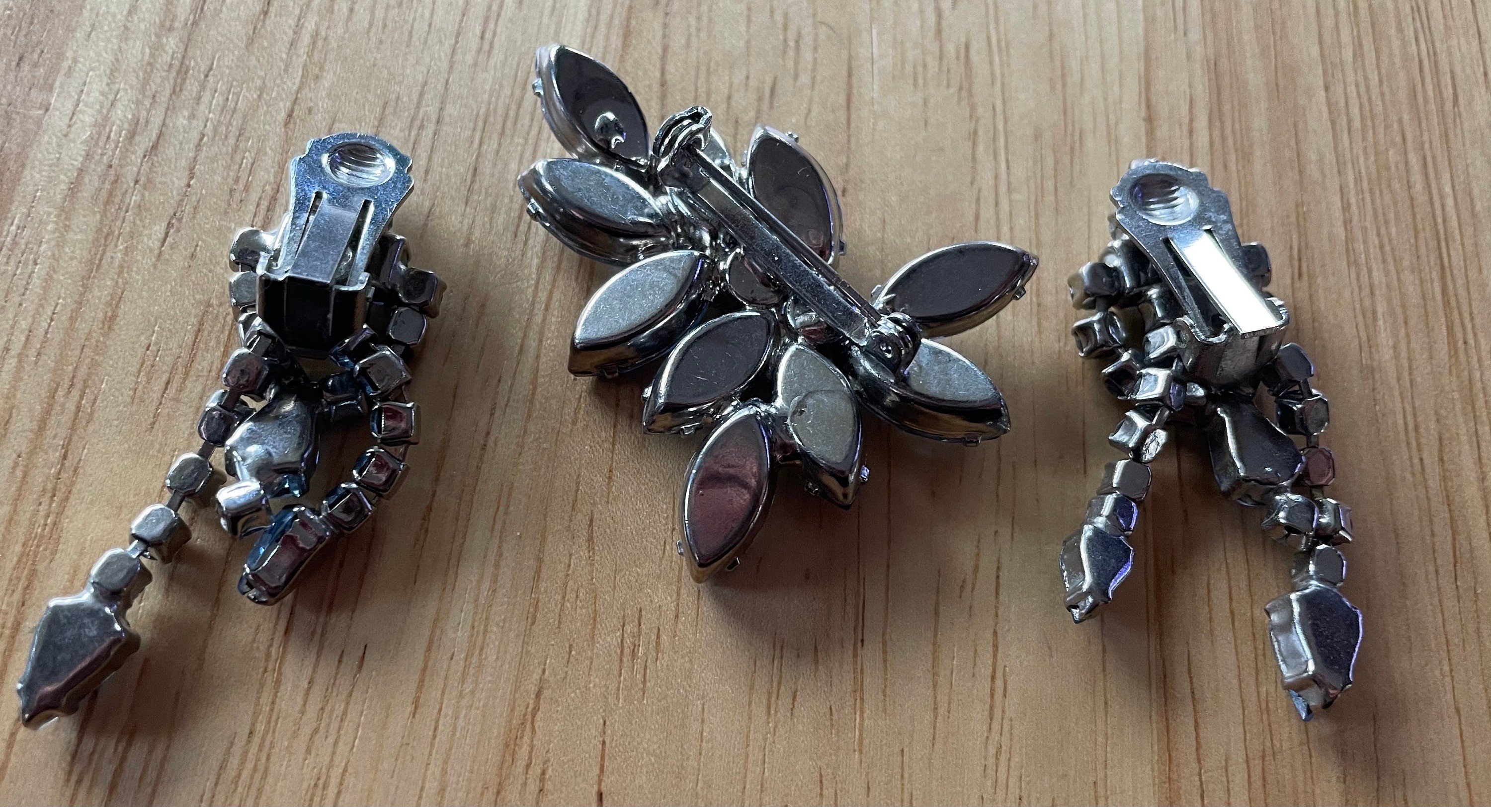 Large Vintage D & E Juliana Light Blue Rhinestone  Brooch Pin and Clip Earrings