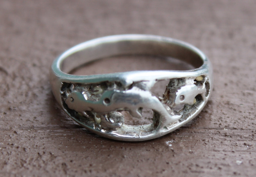 Beautiful Vintage Petite Sterling Silver Sculpted Dolphin Ring Size 7 1/2