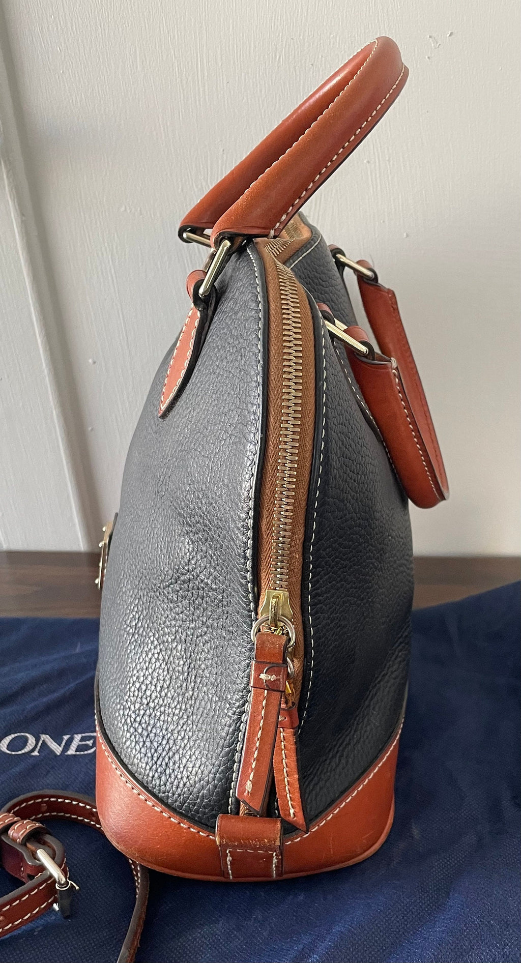 Vintage Genuine Leather Dooney and Bourke Purse Shoulder Bag Crossbody Duck Dust Cover