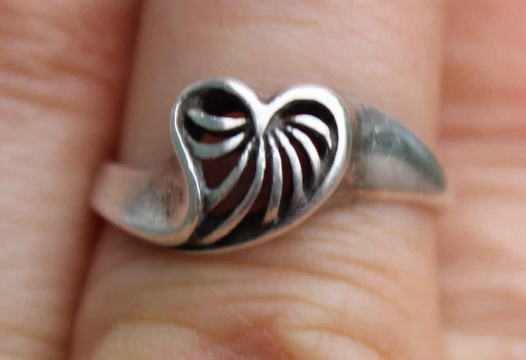 Cute Vintage Petite Sterling Silver Swirly Heart Ring Size 6