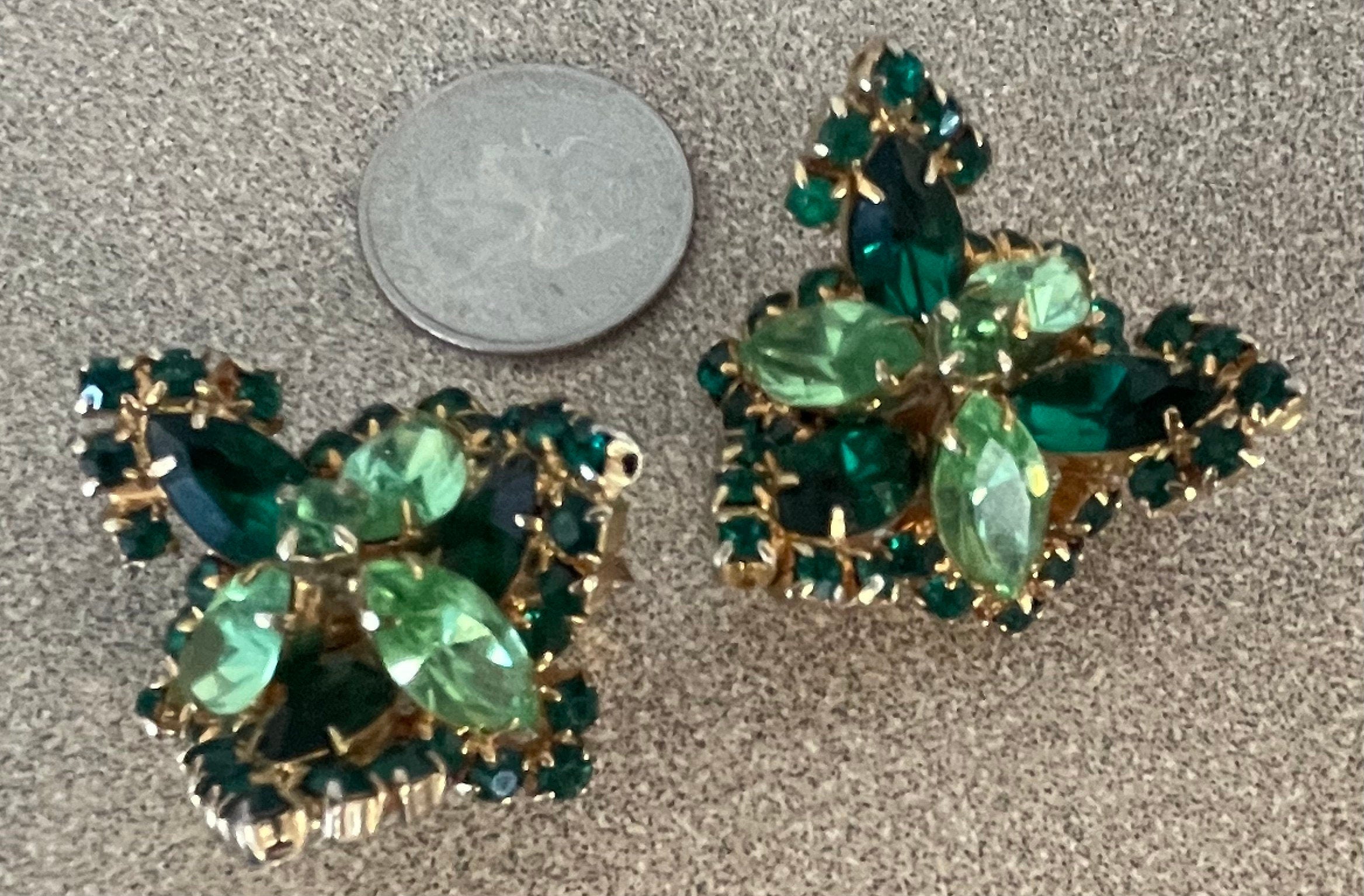 Large Rare Vintage Green 3 D Sculpted Rhinestone High Sided Clip Earrings Sign Pat Pending Magi Clip
